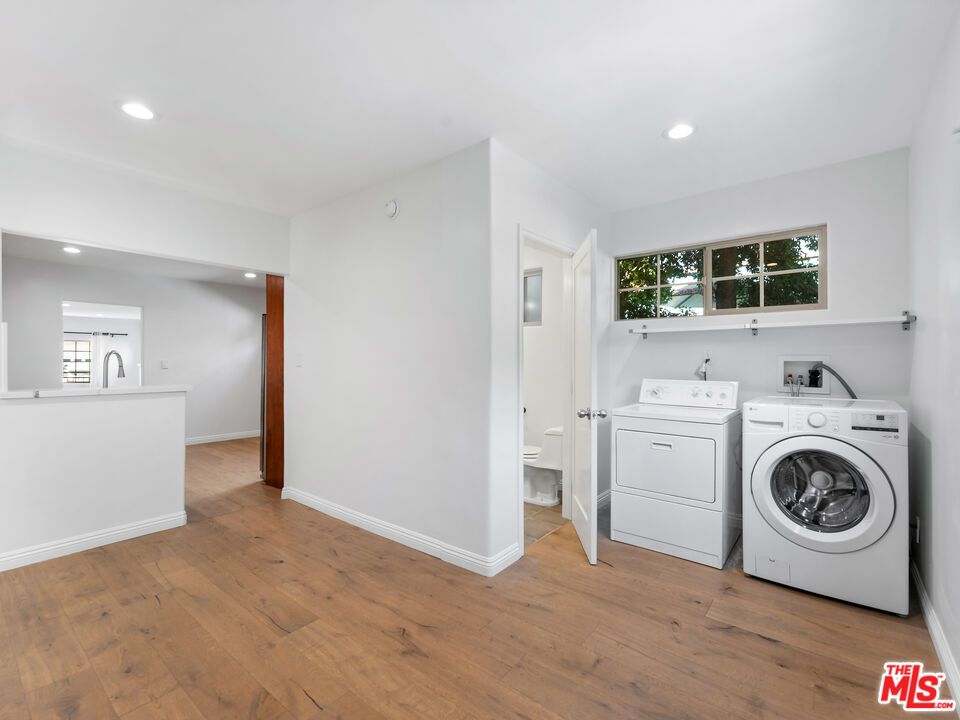 Interior, Recessed Lighting, Washer, Wood Texture Flooring