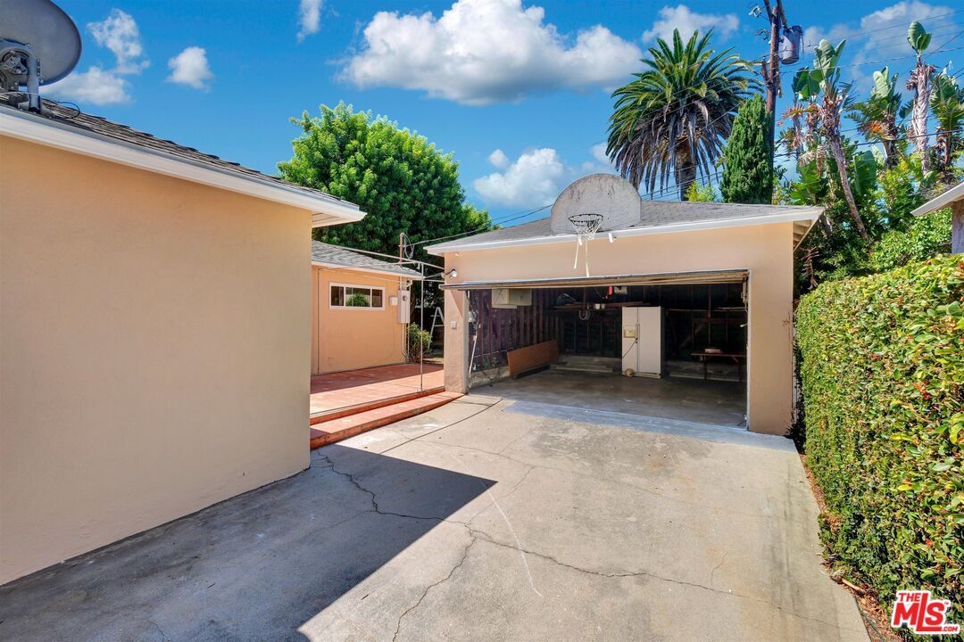 Detached Garage, Exterior