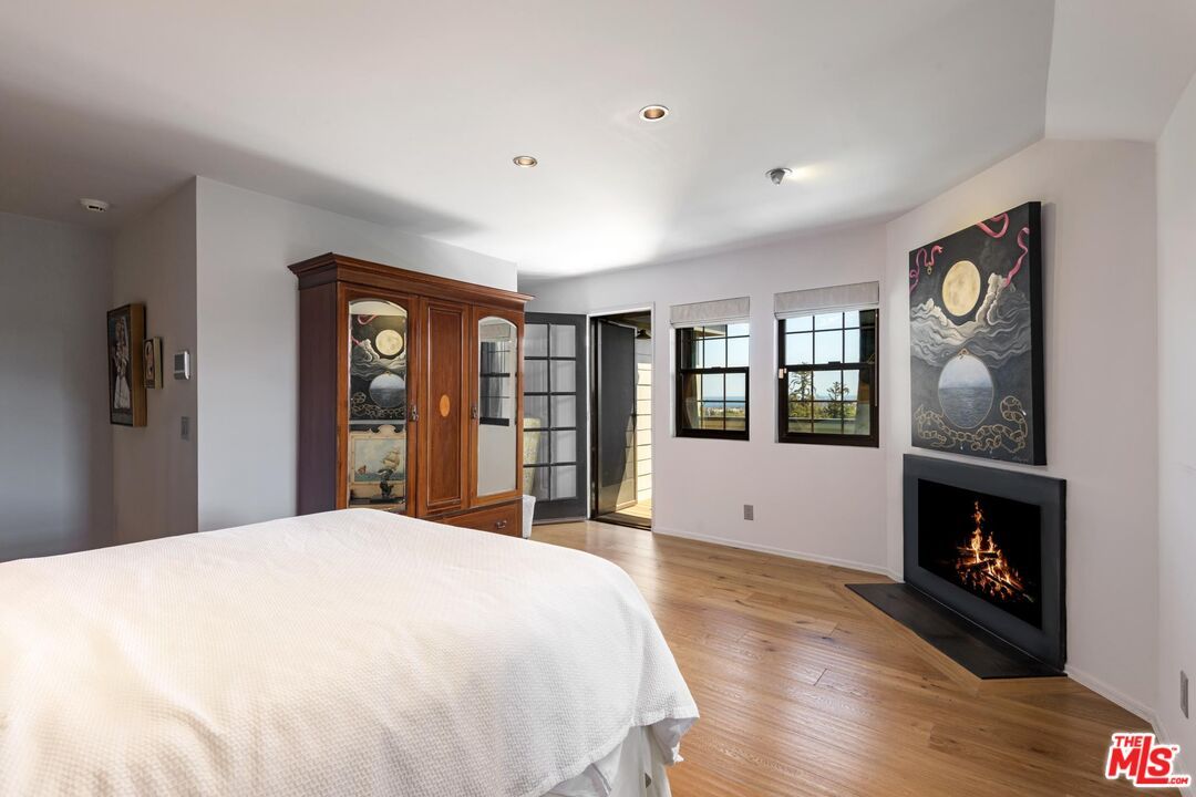 Bedroom, Fireplace, Interior, Recessed Lighting, Wood Texture Flooring