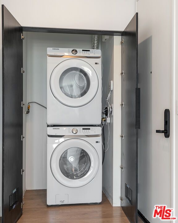 Interior, Utility Closets, Washer, Wood Texture Flooring