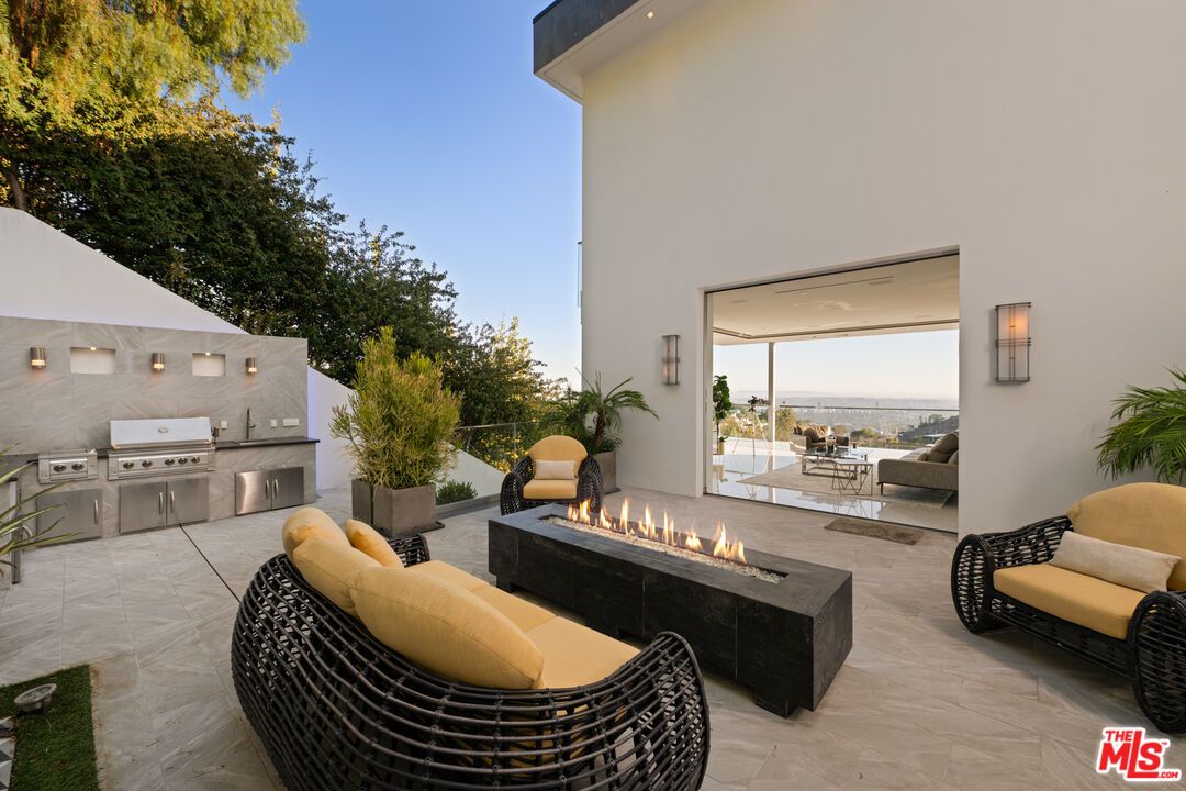 Exterior, Outdoor Kitchen, Water