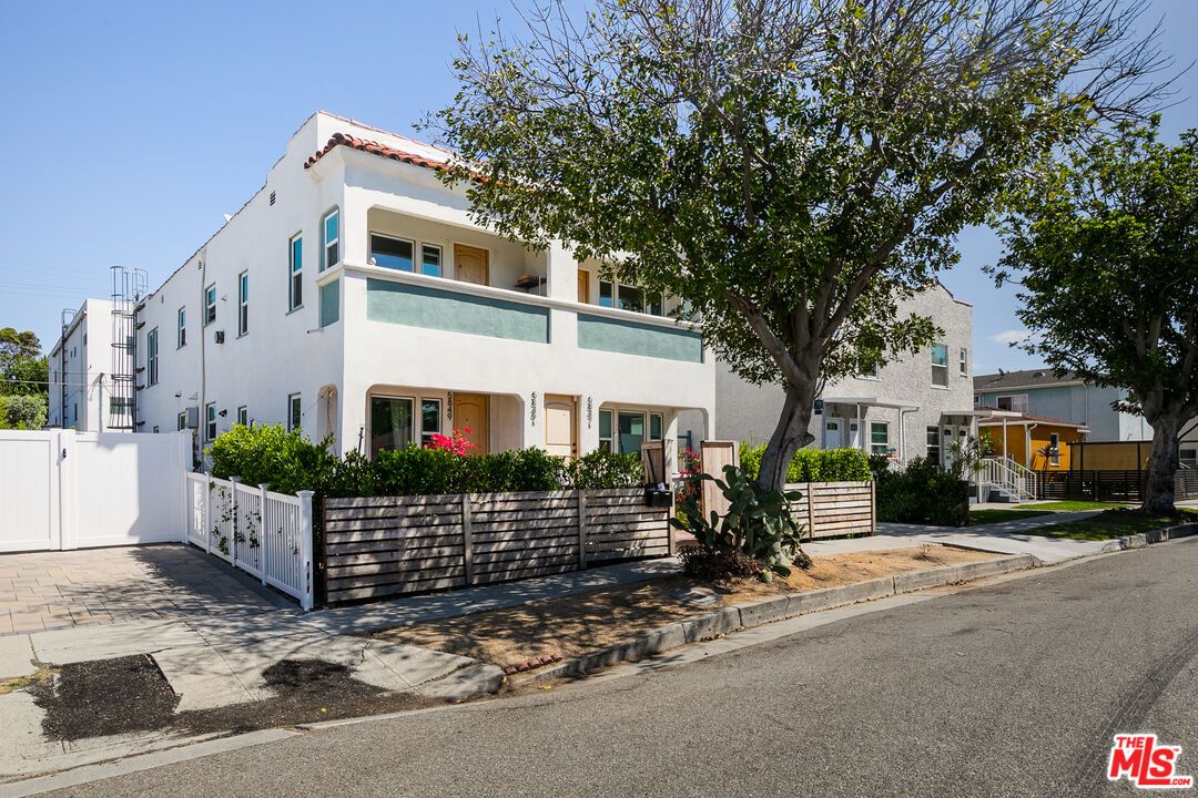 Exterior, Facade, Modern