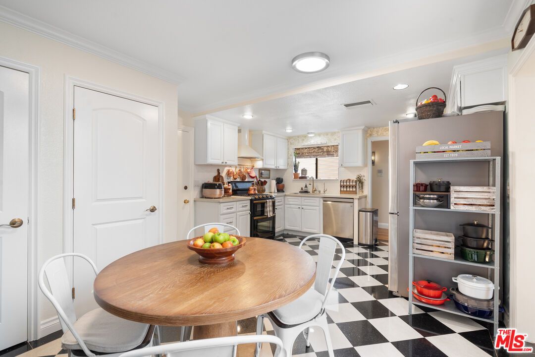 Dining room, Interior, Kitchen, Recessed Lighting, Stainless Steel Appliances