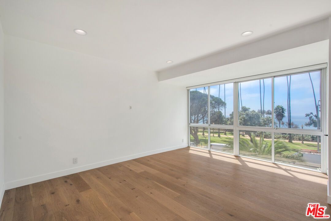 Empty room, Interior, Recessed Lighting, Water, Wood Texture Flooring