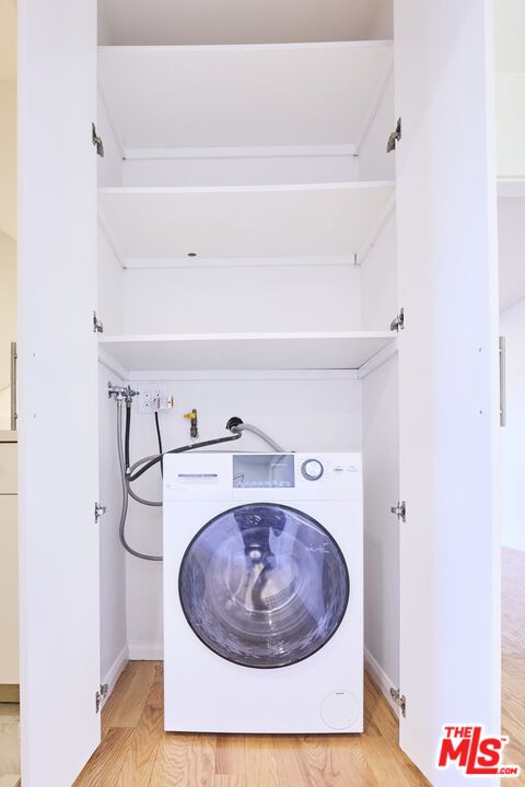 Interior, Utility Closets, Washer, Wood Texture Flooring