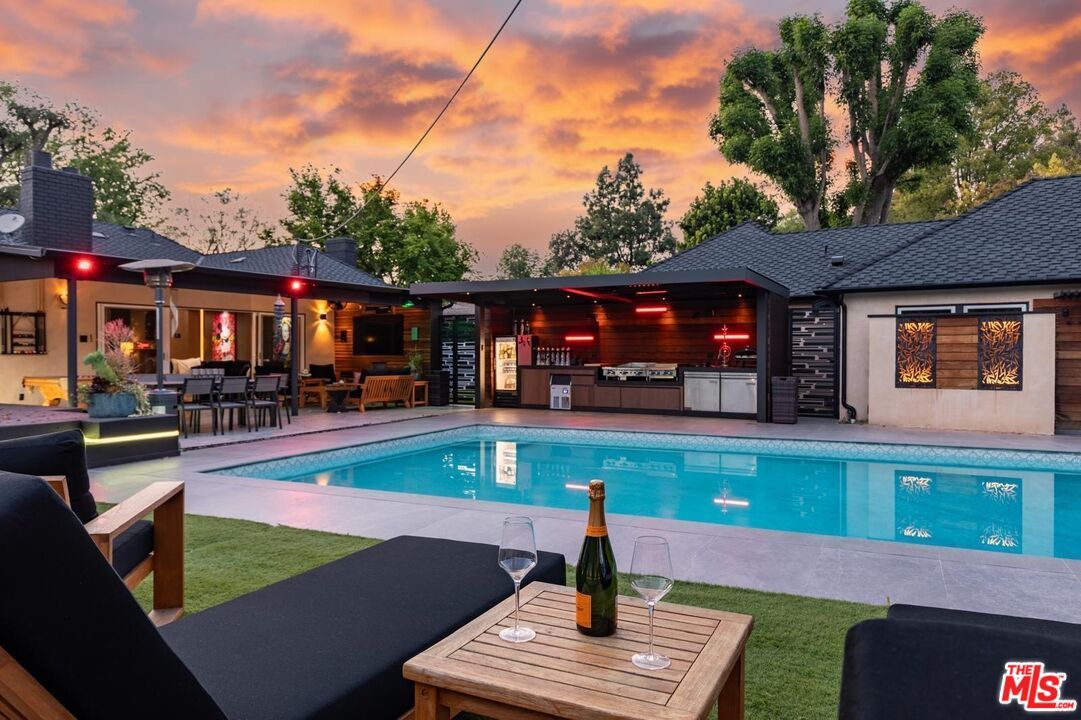 Exterior, Outdoor Kitchen, Pool