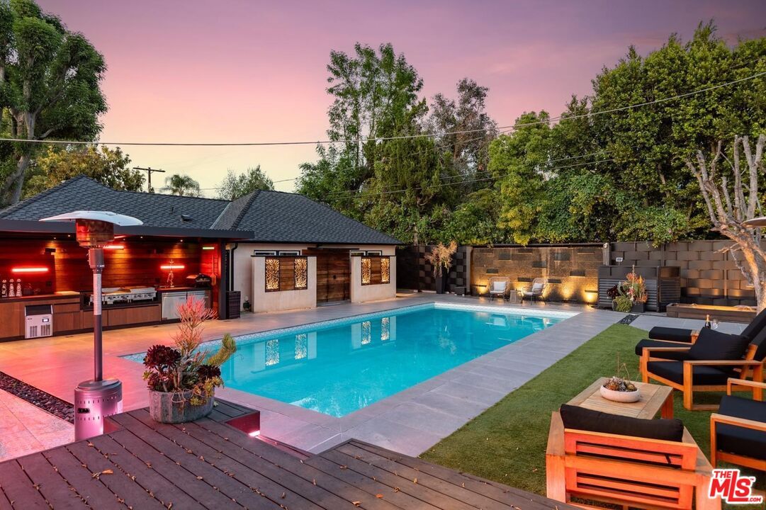 Exterior, Outdoor Kitchen, Pool