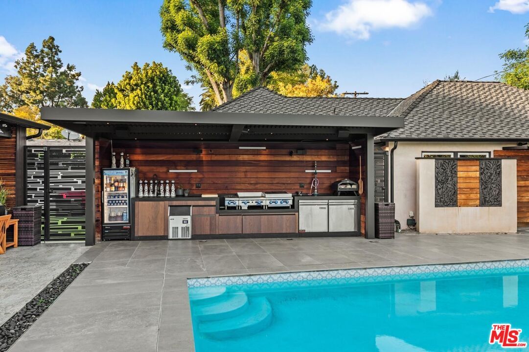 Exterior, Outdoor Kitchen, Pool