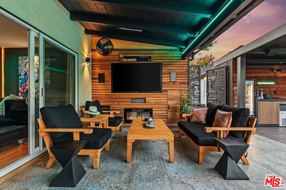 Exterior, Fireplace