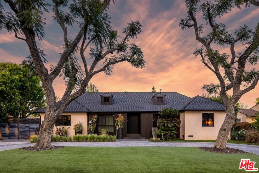 Backyard, Exterior, Facade, Ranch