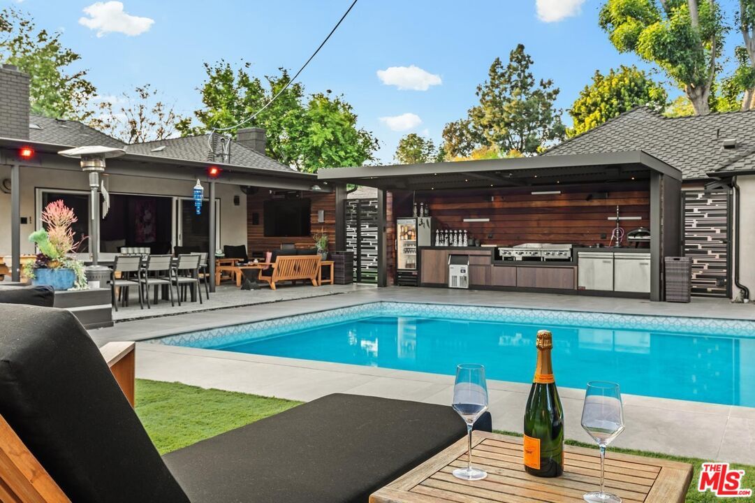 Exterior, Outdoor Kitchen, Pool