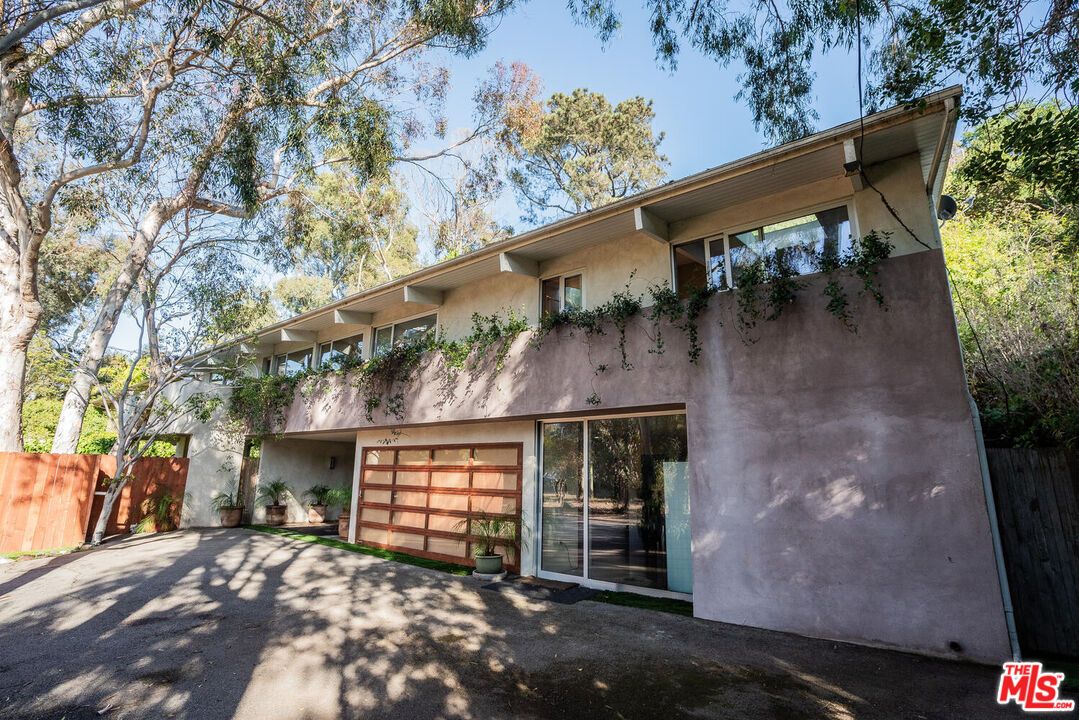 Attached, Exterior, Facade, Modern