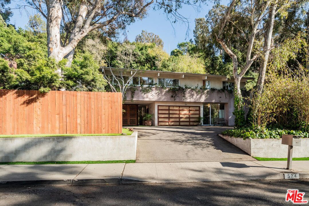 Attached, Exterior, Facade, Modern