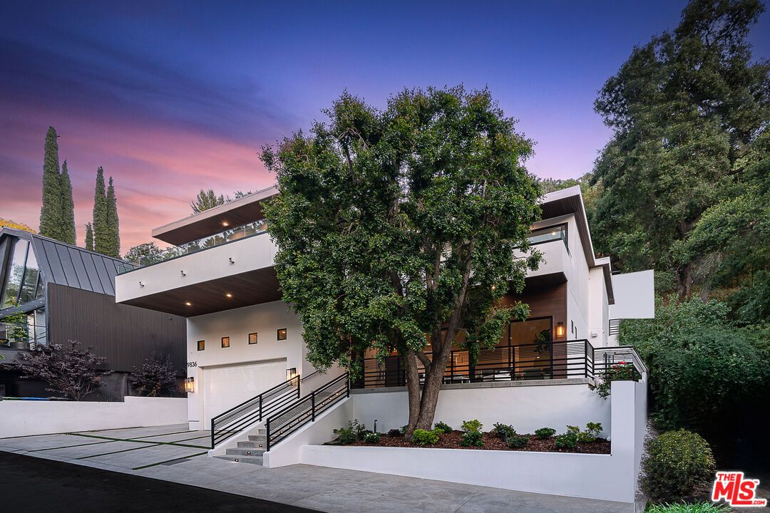 Attached, Exterior, Facade, Modern