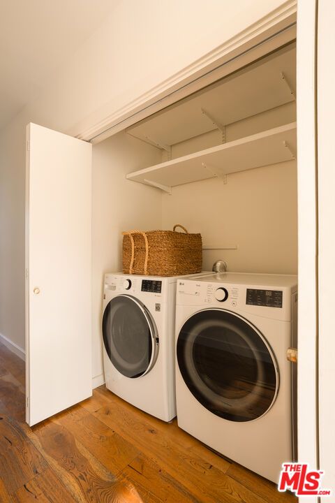 Interior, Washer, Wood Texture Flooring
