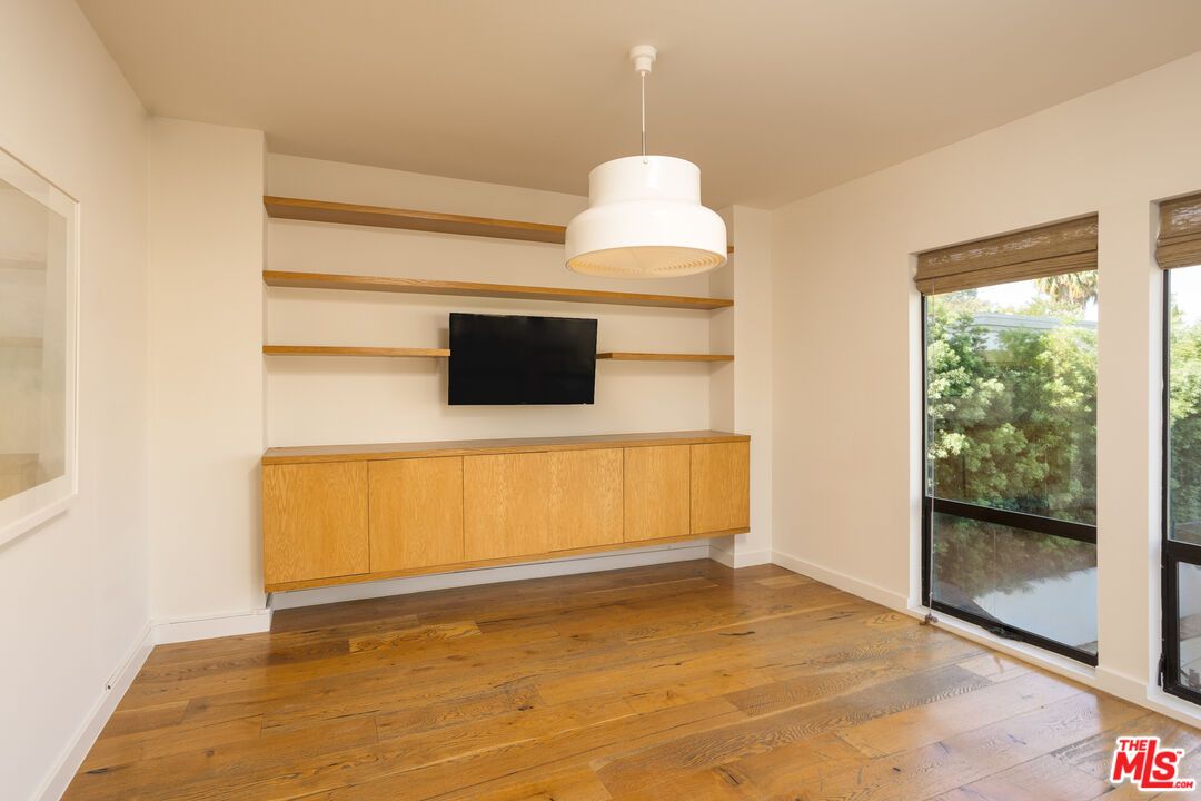 Interior, Pendant Lights, Wood Texture Flooring