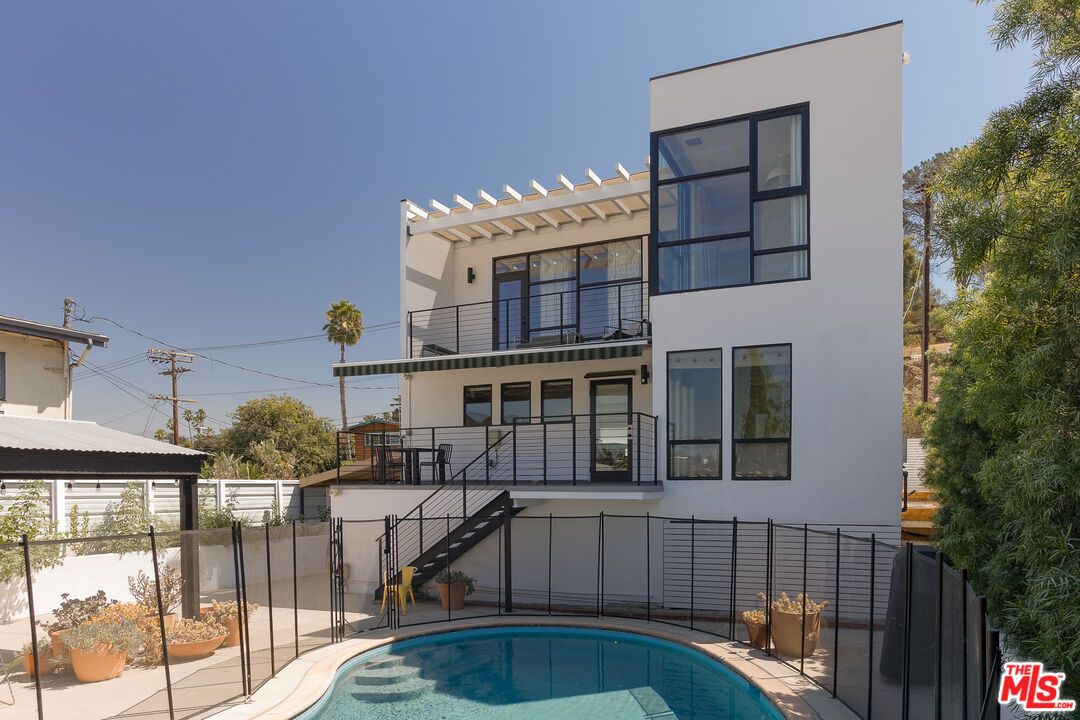 Exterior, Facade, Pool, Modern
