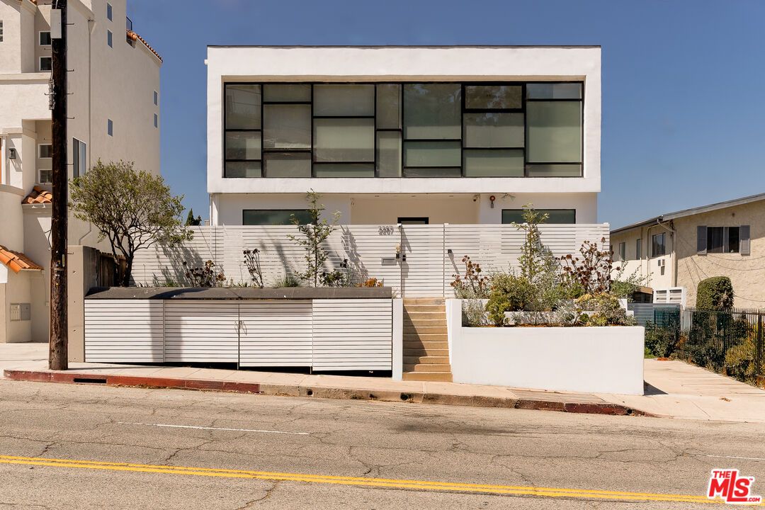 Exterior, Facade, Modern