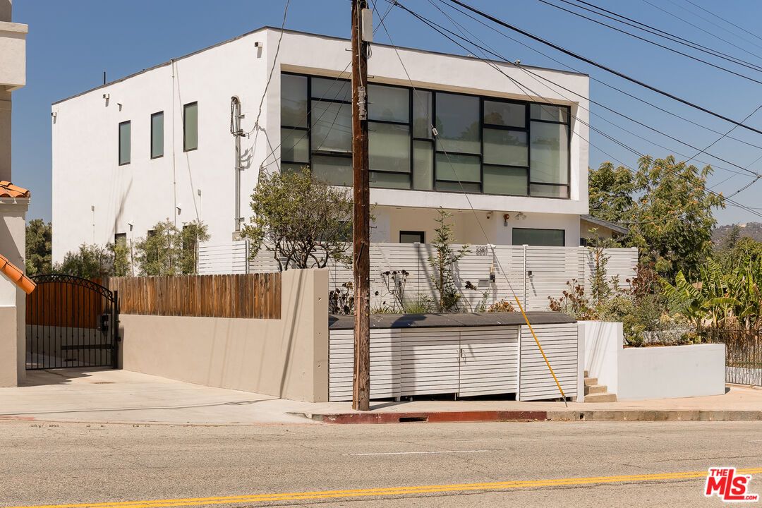 Exterior, Facade, Modern