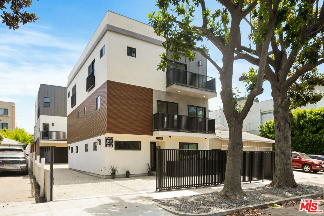 Exterior, Facade, Modern
