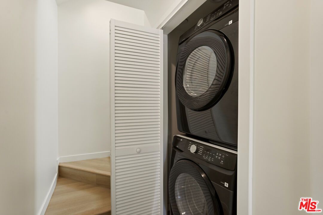 Interior, Utility Closets, Washer, Wood Texture Flooring