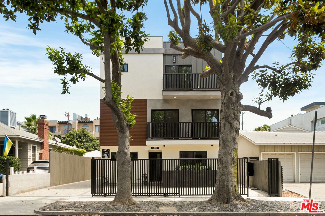 Exterior, Facade, Modern