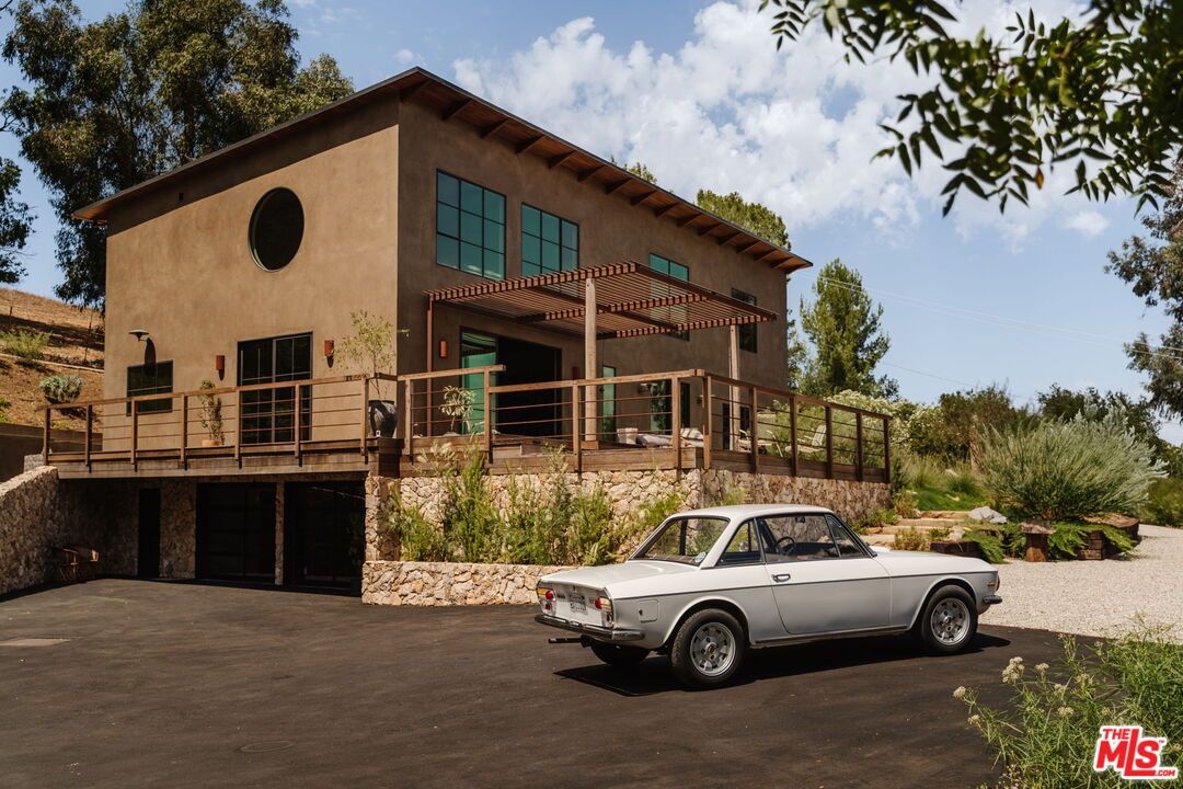 Exterior, Facade, Modern