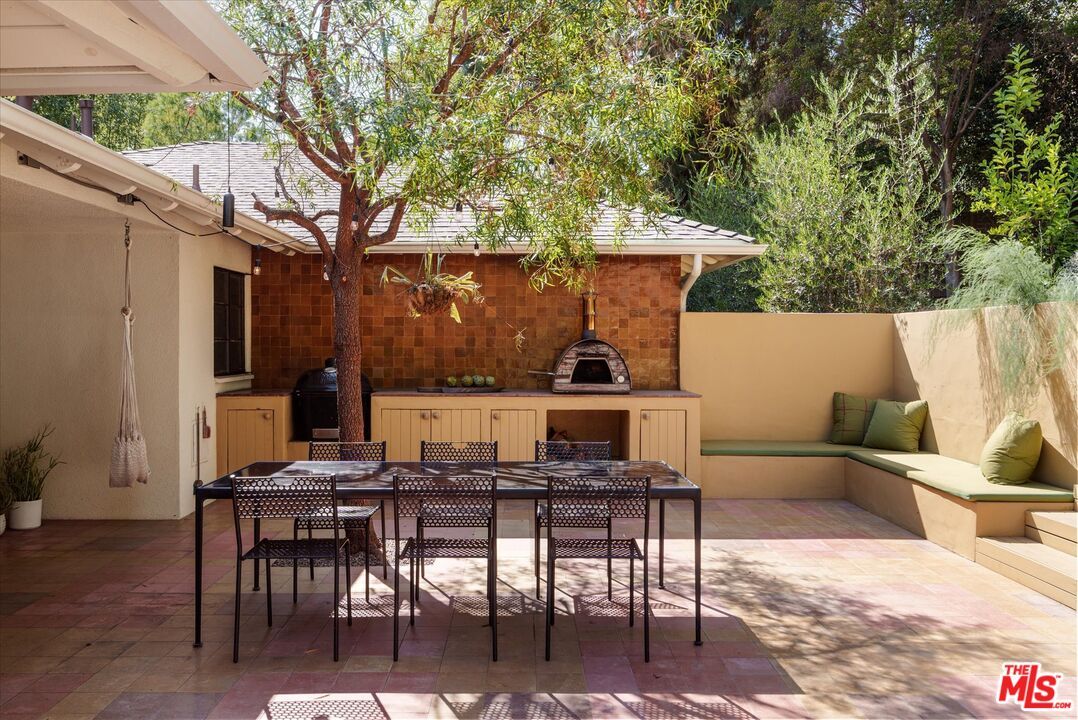 Exterior, Outdoor Kitchen