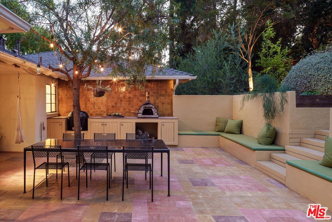 Exterior, Outdoor Kitchen
