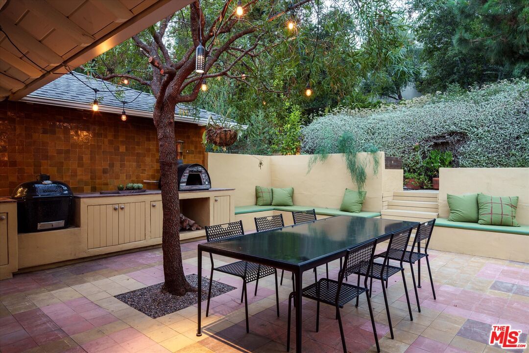 Exterior, Outdoor Kitchen