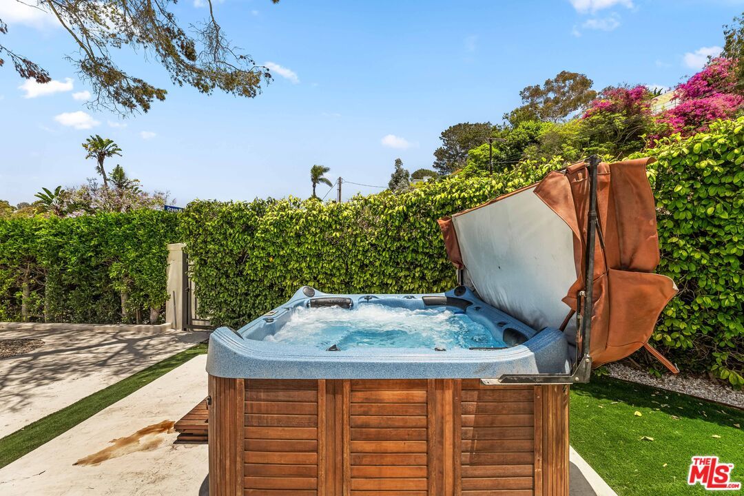 Exterior, Hot Tub