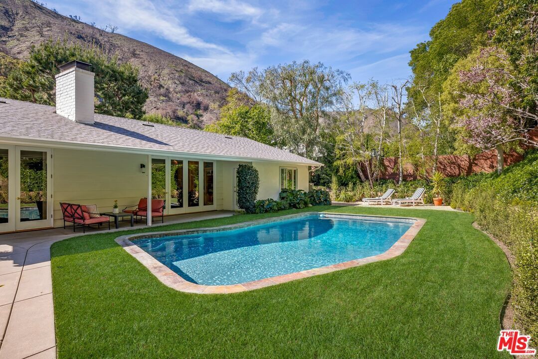 Exterior, Pool