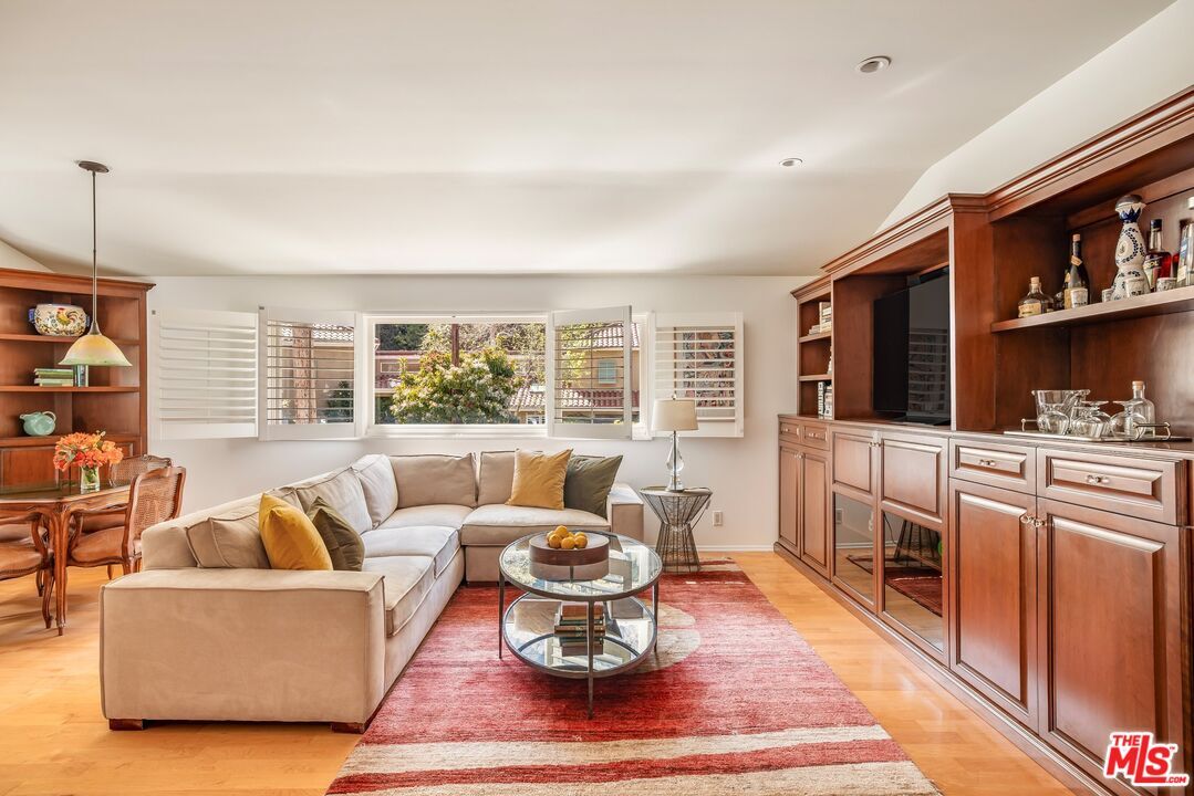 Interior, Living room, Pendant Lights, Recessed Lighting, Wood Texture Flooring