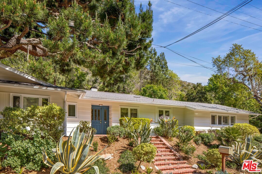 Exterior, Facade, Ranch