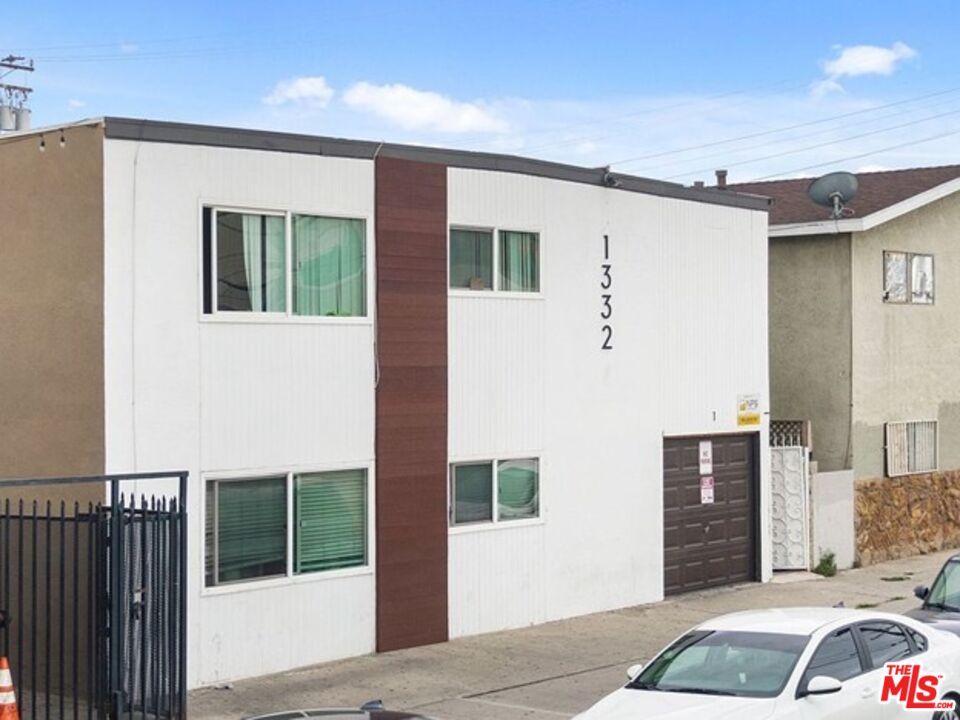 Exterior, Facade, Modern