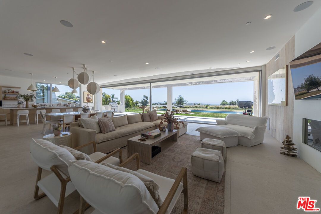 Dining room, Interior, Living room, Pendant Lights, Recessed Lighting