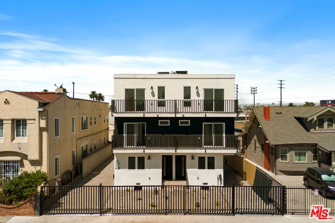 Exterior, Facade, Modern