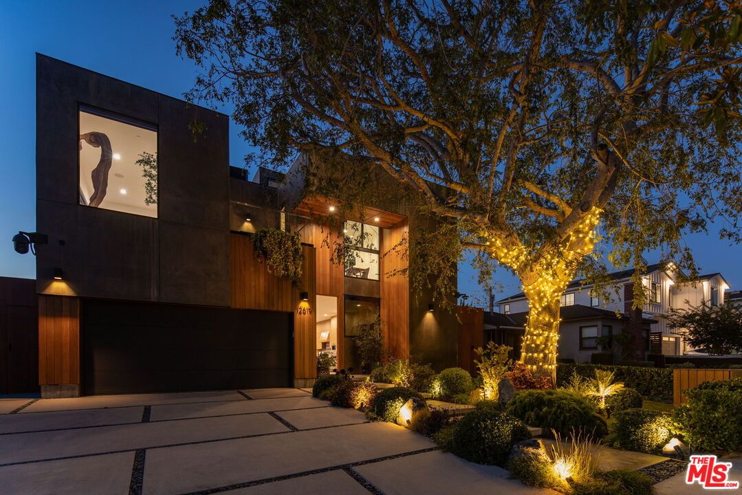 Attached, Exterior, Facade, Modern