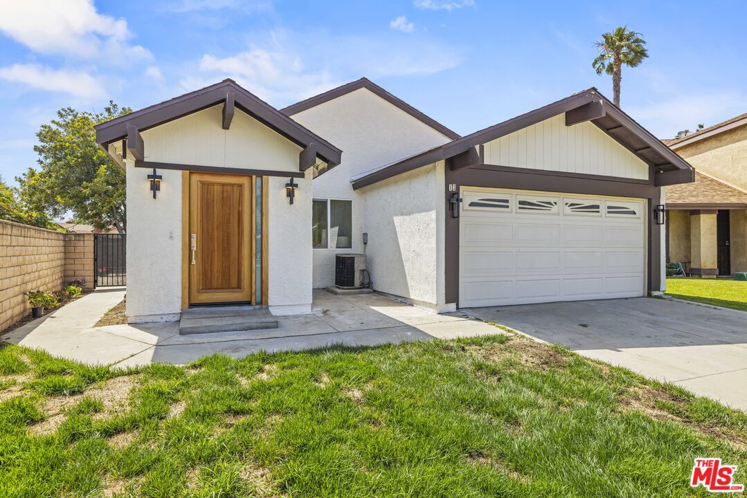 Attached, Exterior, Facade, American Craftsman