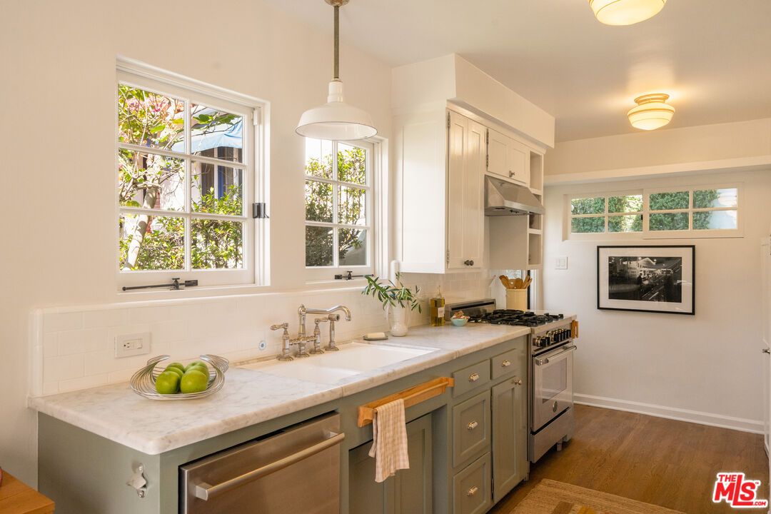 Interior, Kitchen, Pendant Lights, Wood Texture Flooring