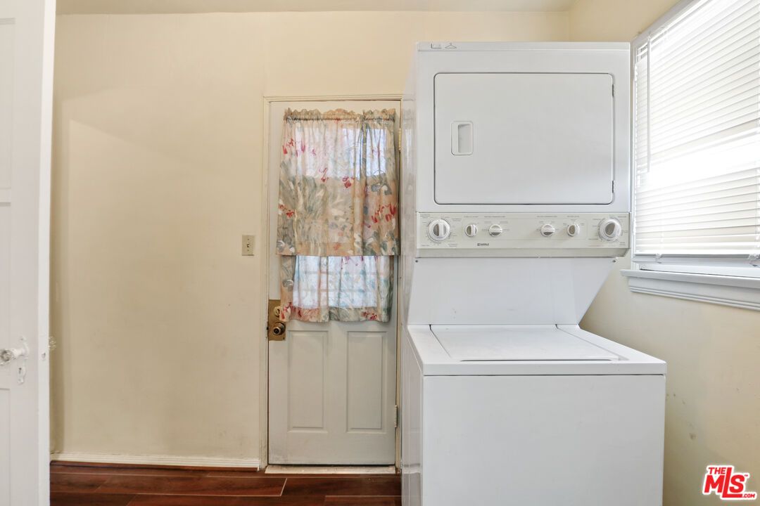 Interior, Utility Closets, Washer, Wood Texture Flooring