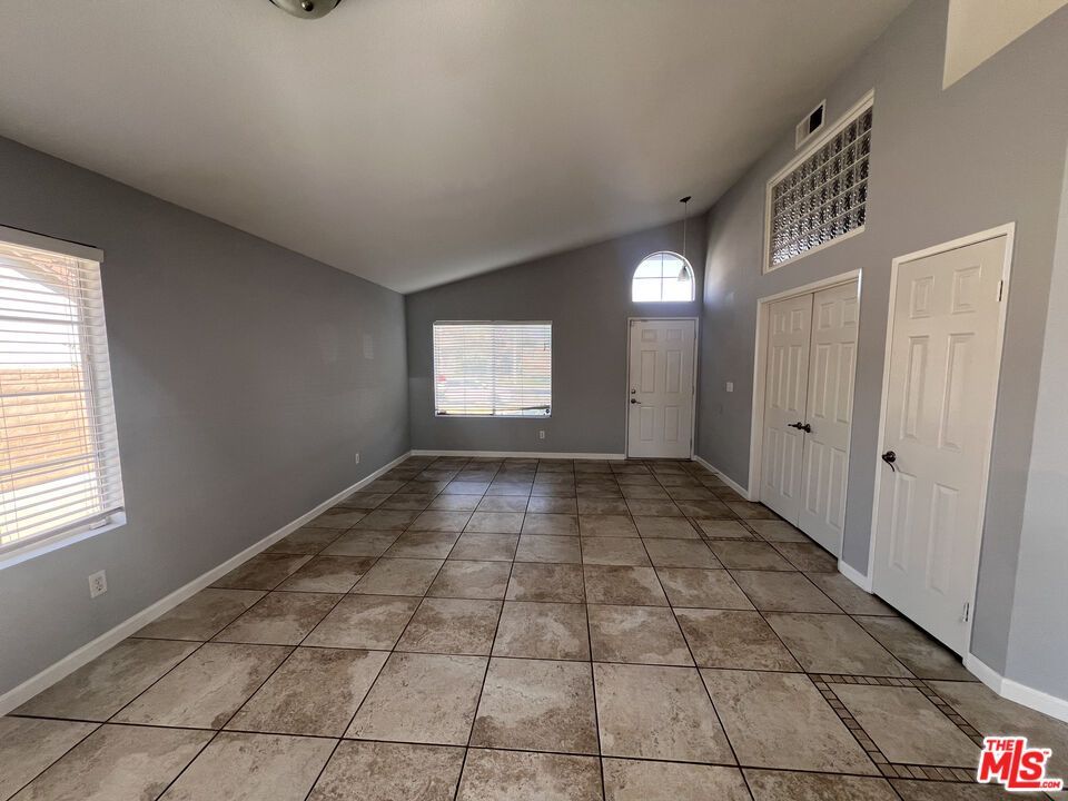 Empty room, Interior