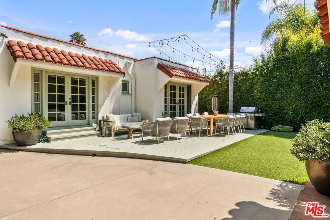 Backyard, Exterior, Outdoor Kitchen