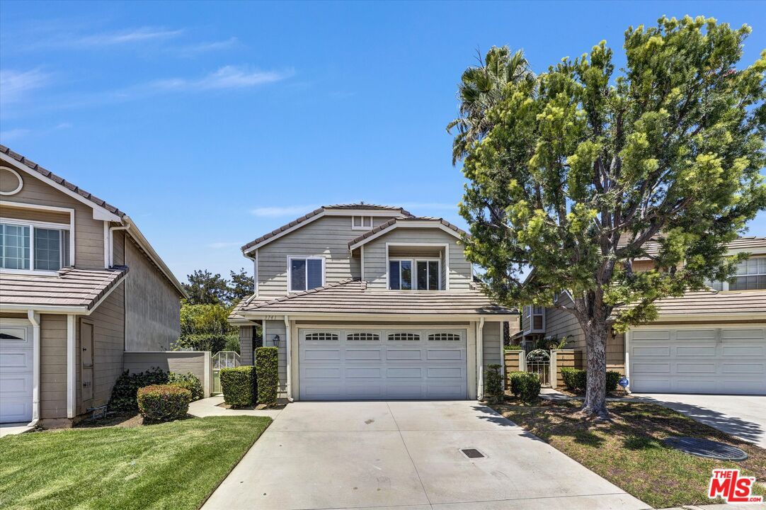 Attached, Exterior, Facade, American Craftsman