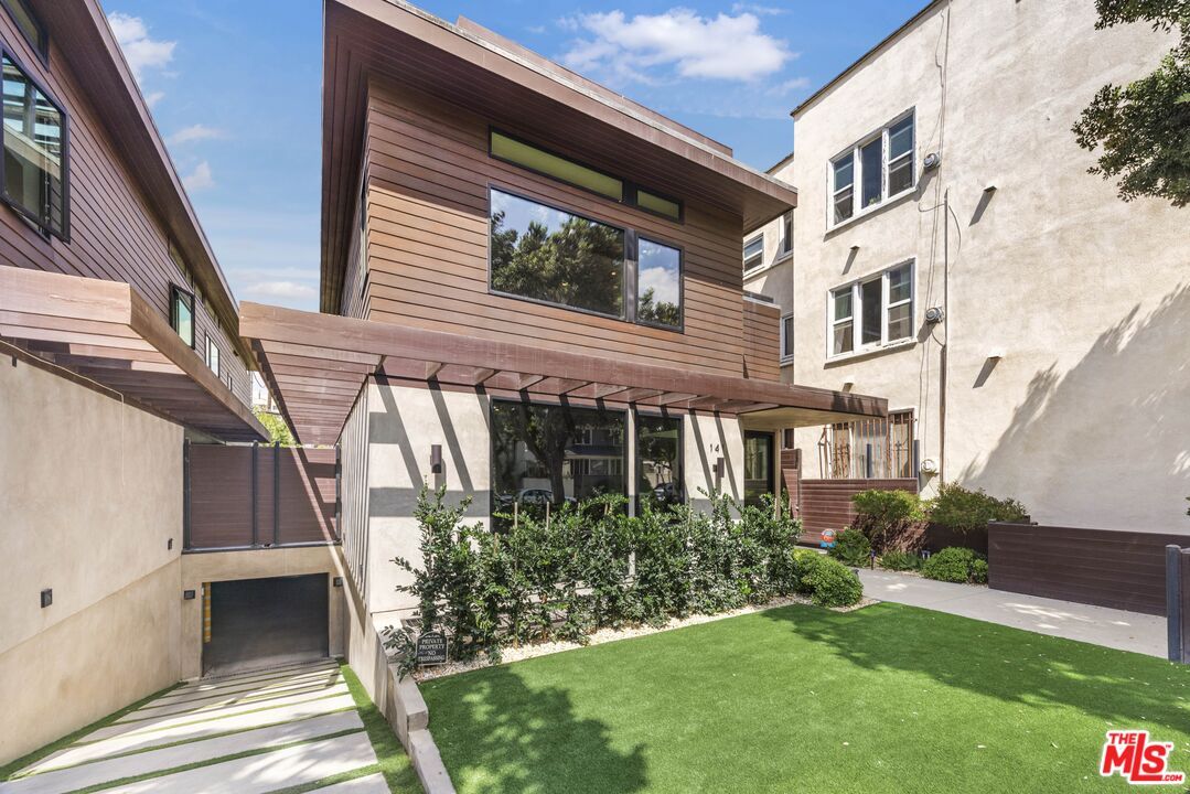 Backyard, Exterior, Facade, Modern