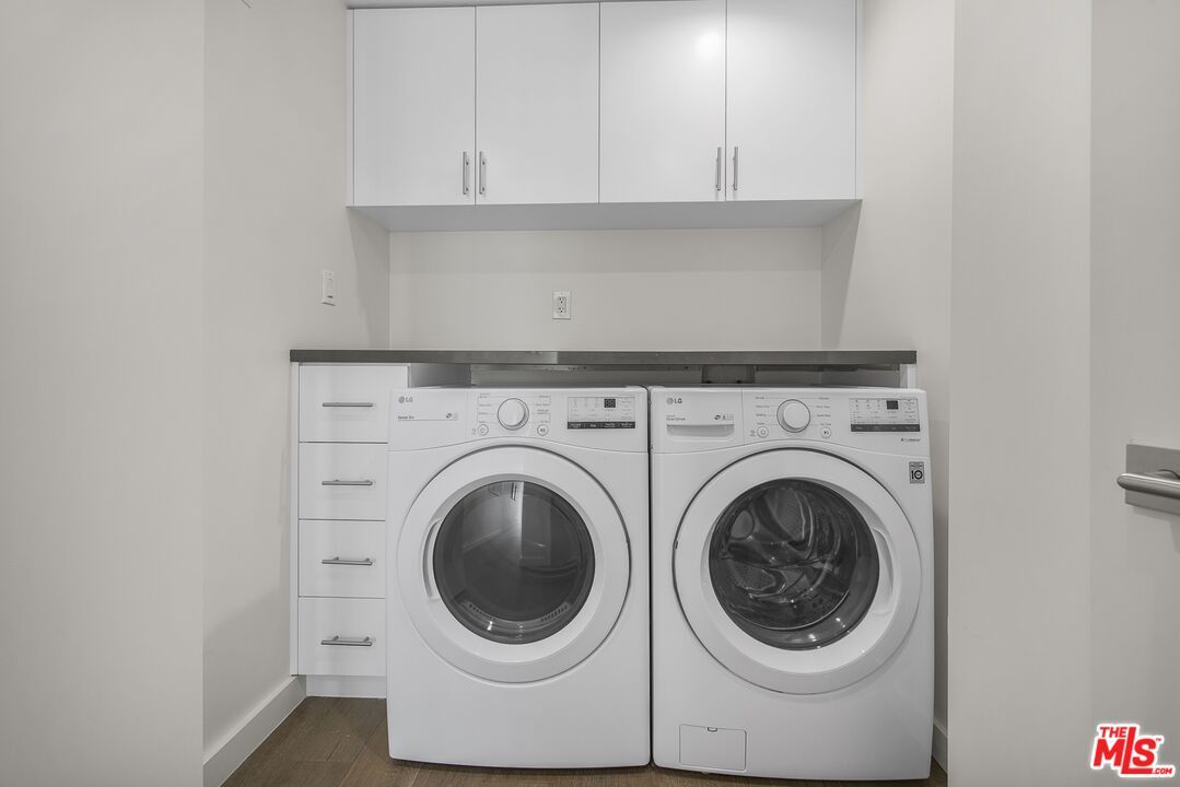 Interior, Washer, Wood Texture Flooring