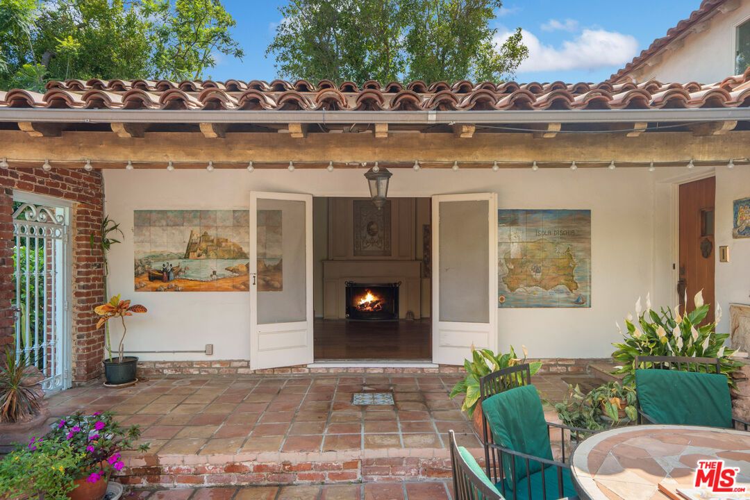 Exterior, Fireplace
