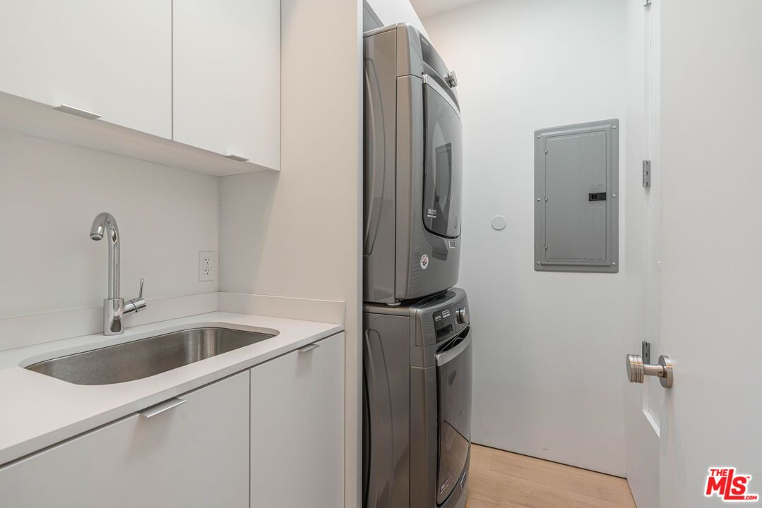 Interior, Kitchen, Washer, Wood Texture Flooring