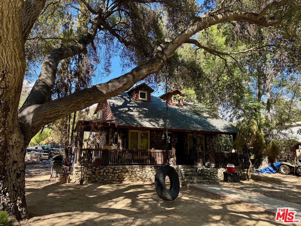 Exterior, Facade, Log Home