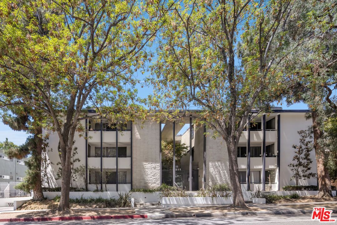 Exterior, Facade, Modern